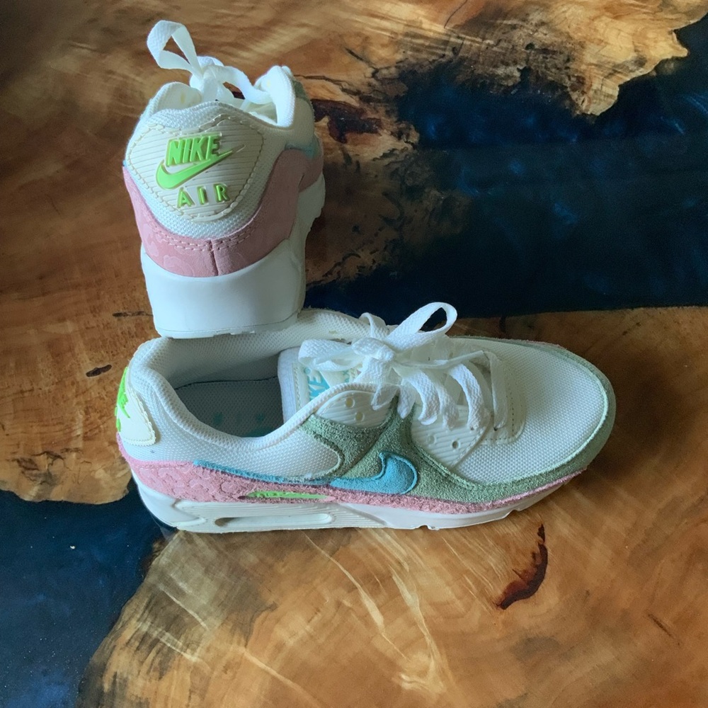 LIKE NEW NIKE Air Max 90 White and Pastel Pink Sneakers 7.5